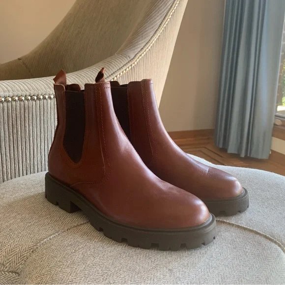 Nine West Yullon Lug Sole Chelsea Booties Size 7.5. Item C12.10 - Picture 2 of 5